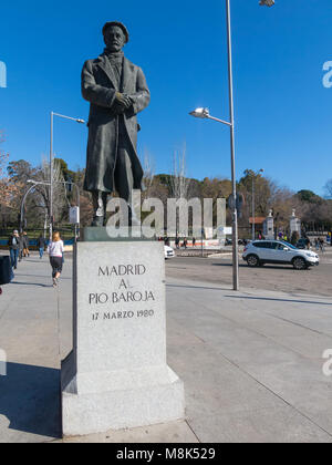 Statue des Baskischen Schriftsteller Pio Baroja (1872-1956) am Eingang des Retiro Park in Madrid, Spanien Stockfoto