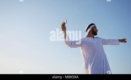 Portrait von arabischen Scheich Mann mit Gadget, kommuniziert in Stockfoto