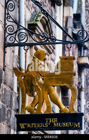 Zeichen außerhalb des Writers' Museum in der Altstadt von Edinburgh, Schottland, Großbritannien Stockfoto