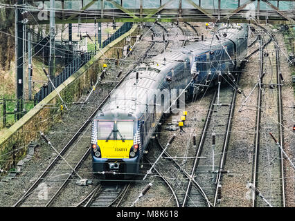 Scotrail passenger train und Titel an der Waverley Station in Edinburgh, Schottland, Vereinigtes Königreich Stockfoto