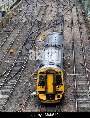 Scotrail passenger train Verlassen der Waverley Station in Edinburgh, Schottland, Vereinigtes Königreich Stockfoto