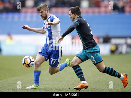 Von Wigan Athletic Michael Jacobs (links) und Southampton Cedric Soares (rechts) Kampf um den Ball während der Emirates FA-Cup, Viertelfinale match bei der DW Stadium, Wigan. PRESS ASSOCIATION Foto. Bild Datum: Sonntag, 18. März 2018. Siehe PA-Geschichte Fußball Wigan. Foto: Martin Rickett/PA-Kabel. Einschränkungen: EDITORIAL NUR VERWENDEN Keine Verwendung mit nicht autorisierten Audio-, Video-, Daten-, Spielpläne, Verein/liga Logos oder "live" Dienstleistungen. On-line-in-Verwendung auf 75 Bilder beschränkt, kein Video-Emulation. Keine Verwendung in Wetten, Spiele oder einzelne Verein/Liga/player Publikationen. Stockfoto