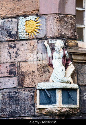 Detail der Sonnenuhr an der Fassade des John Knox Haus auf der Royal Mile in der Altstadt von Edinburgh, Schottland, Großbritannien Stockfoto