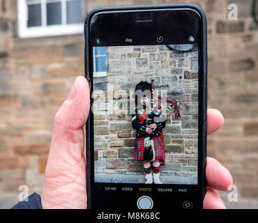 Tourist, Foto des schottischen Mann in tartan Dudelsack spielen auf der Royal Mile in der Altstadt von Edinburgh, Schottland, Vereinigtes Königreich Stockfoto