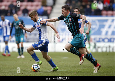 Von Wigan Athletic Michael Jacobs (links) und Southampton Pierre-Emile Hojbjerg (rechts) Kampf um den Ball während der Emirates FA-Cup, Viertelfinale match bei der DW Stadium, Wigan. Stockfoto