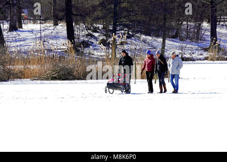 Winter Spaß auf dem zugefrorenen See in Stockholm, Schweden. Stockfoto