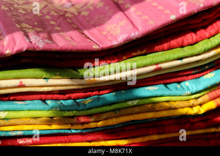 DHAKA, BANGLADESCH - Juni 17: Händler Anzeige jamdani Saree am Großhandelsmarkt in Demra. Der wöchentliche Markt agiert in einem kurzen Zeitfenster von drei Stunden Stockfoto