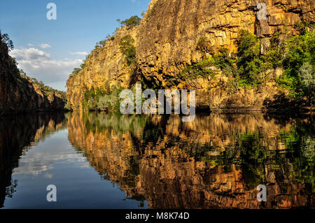 Auf der 12 Kilometer langen Katherine Gorge im Nitmiluk National Park, der sich aus 13 zusammenhängenden Sandstein, Schluchten, die von den Katherine River erstellt. Stockfoto