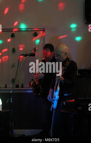 Die unbarmherzige Brüder & Joe Green Saxophonist live Musik Konzert in Elsenham, Essex, Großbritannien. 17. März 2018. Stockfoto