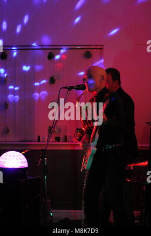 Die unbarmherzige Brüder & Joe Green Saxophonist live Musik Konzert in Elsenham, Essex, Großbritannien. 17. März 2018. Stockfoto