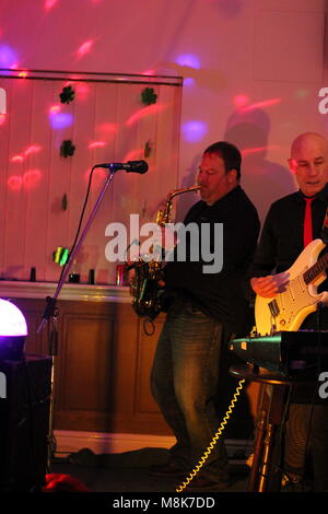 Die unbarmherzige Brüder & Joe Green Saxophonist live Musik Konzert in Elsenham, Essex, Großbritannien. 17. März 2018. Stockfoto