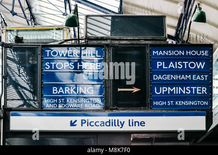 Altmodische Zeichen in der Londoner U-Bahn-Station Earl's Court Station in Richtung Ziele in der Londoner U-Bahn Netz zeigen Stockfoto