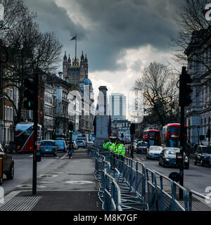 Die Metropolitan Police Officers stehen Wachen vor 10 Downing Street auf Whitehall, Westminster, London, England, Großbritannien Stockfoto