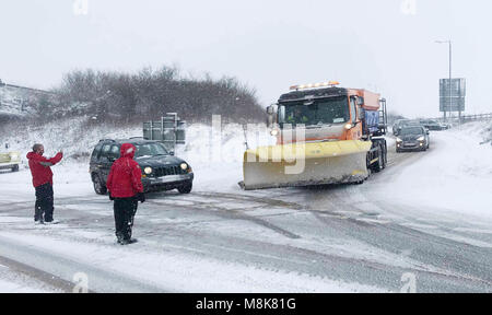 Mitglieder des Nordens Dartmoor Such- und Rettungsteam direkte schneepflug auf einer Strasse von der A 30 in der Nähe von Okehampton in Devon als schweren Schnee brachte Verkehrschaos zu Teilen der South West. Stockfoto