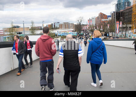 Everton Football Club fans trägt blaue im Wembley Stadion in London. Stockfoto