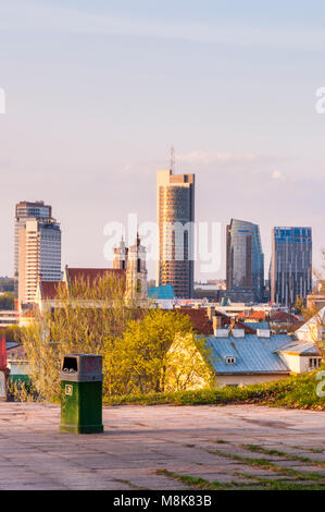 Vilnius, Litauen - 29. April 2011. Vilnius Innenstadt von Geschäfts- und Verwaltungsgebäuden, Banken, Hotels, Kirchen und andere Teile der Stadt cente Stockfoto