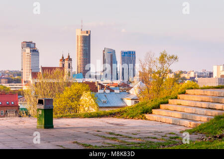 Vilnius, Litauen - 29. April 2011. Vilnius Innenstadt von Geschäfts- und Verwaltungsgebäuden, Banken, Hotels, Kirchen und andere Teile der Stadt cente Stockfoto