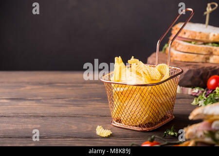 Knusprige Kartoffelchips in Kupfer Warenkorb Stockfoto