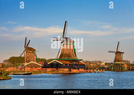 Windmühlen in Zaanse Schans in Holland in der Dämmerung auf den Sonnenuntergang. Zaa Stockfoto