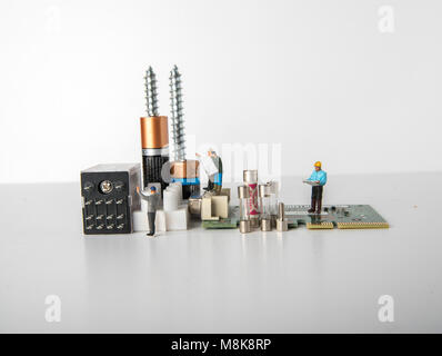 Miniatur Figuren Nachahmen der Arbeitsumgebung noch leben Schüsse in einem Studio Setup zeigt Konzepte von amintenance genommen Stockfoto