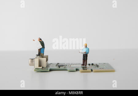 Miniatur Figuren Nachahmen der Arbeitsumgebung noch leben Schüsse in einem Studio Setup zeigt Konzepte von amintenance genommen Stockfoto