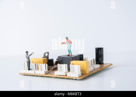 Miniatur Figuren Nachahmen der Arbeitsumgebung noch leben Schüsse in einem Studio Setup zeigt Konzepte von amintenance genommen Stockfoto