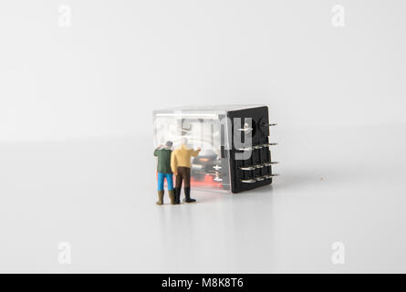 Miniatur Figuren Nachahmen der Arbeitsumgebung noch leben Schüsse in einem Studio Setup zeigt Konzepte von amintenance genommen Stockfoto