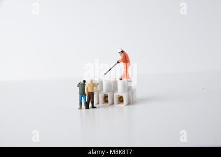 Miniatur Figuren Nachahmen der Arbeitsumgebung noch leben Schüsse in einem Studio Setup zeigt Konzepte von amintenance genommen Stockfoto