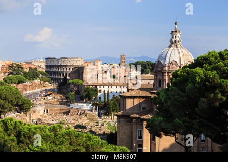 Luftaufnahme des Kolosseum und Chiesa dei Santi Luca e Martina in Rom, Latium, Italien, Europa Stockfoto