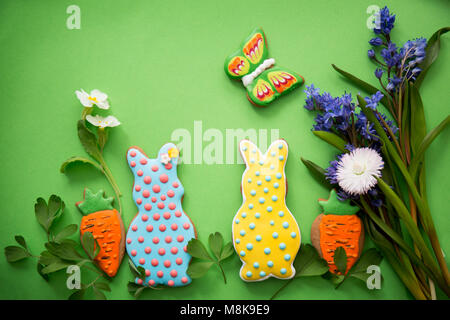 Zwei Kaninchen im Gras Stockfoto