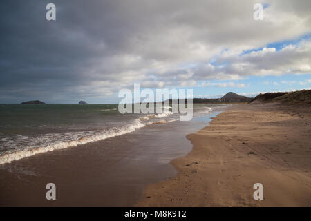 Entlang einer leeren Strand North Berwick gegen das Gesetz. Stockfoto