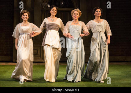 L-R: Rebecca Collingwood (Katharine), Leah Whitaker (Prinzessin von Frankreich), Lisa Dillon (Rosaline) und Paige Carter (Maria). Der Royal Shakespeare Company Double-Bill Love's labour's lost und Viel Lärm um Nichts das Theatre Royal Haymarket von Dezember 9 2016 (läuft bis zum 18. März 2017). Die Stücke kommen zu dem Haymarket nach läuft bei Chichester Festival Theatre und Manchester Opera House. Christopher Luscombe wird direkt ein tätiges Unternehmen in beiden zeigt. Lisa Dillon und Edward Bennett führen. Stockfoto