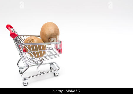 Kauf eines Kartoffeln aus dem Supermarkt, Kartoffel im Warenkorb, Warenkorb auf weißem Hintergrund Stockfoto