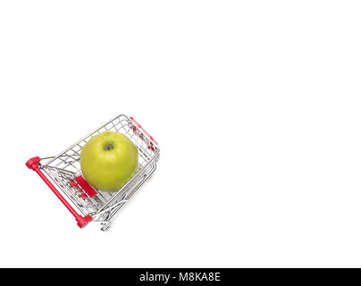 Kauf eines Äpfel aus Supermarkt, Apple im Warenkorb, Warenkorb auf weißem Hintergrund Stockfoto