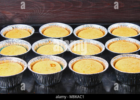 Fertig gebackene Muffins auf einem Holztisch Stockfoto