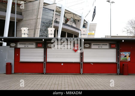 Stuttgart, Deutschland - 03 Februar, 2018: Geschlossen: Lebensmittel- und Getränkeindustrie Kioske am Eingang der Mercedes-Benz Arena am Februar 03, 2018 in Stuttgart. Stockfoto