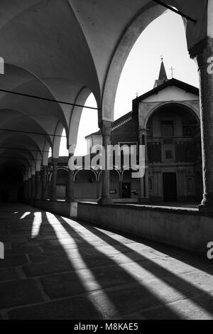 Basilica di Santa Maria Nuova. Abbiategrasso, Lombardei, Italien, Europa. Schwarze und weiße Konzept Stockfoto