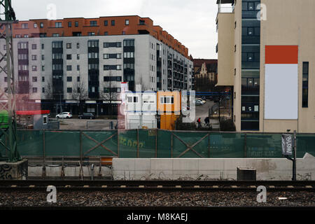 Wohngebäude, Geschäfte und Baustellen der Stadt Stuttgart hinter den Bahngleisen. Stockfoto