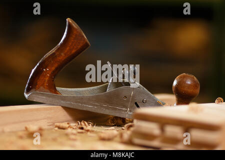 Holz Planer auf dem hölzernen Tisch, tischlerei Tools, Sägemehl. Stockfoto