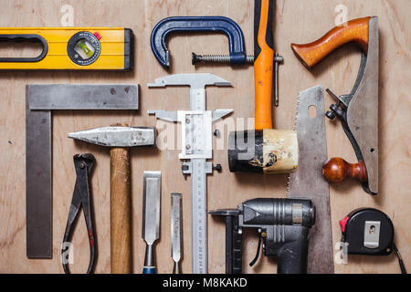 Zusammensetzung der Tischler Werkzeuge auf Holz Tisch Hintergrund Stockfoto