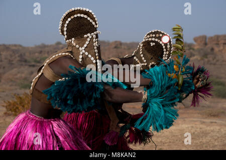 Indigene Dogon maskierten Tänzer in einem rituellen Tribal Dance. Mali, Westafrika. Stockfoto