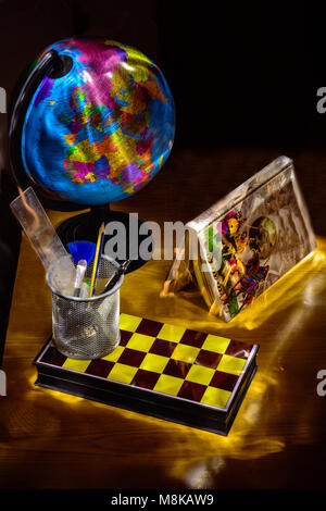 Schreibwaren auf dem Tisch, mit einem leichten Bürste beleuchtet Stockfoto