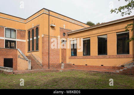 Fassade der Alten und Verlassenen zerstörten Schule, bereit für Renovierung Stockfoto