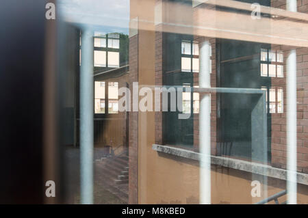 Fassade und internen Zimmer der Alten und Verlassenen zerstörten Schule in doppelte Exposition Zusammensetzung, bereit für Renovierung Stockfoto