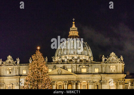 Nachtaufnahme Außenfassade der berühmten Basilika San Pietro in San Pietro, Rom, Italien Stockfoto