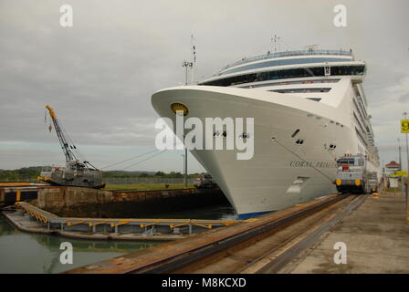 Coral Princess Cruise Schiff fährt durch den Panamakanal Stockfoto