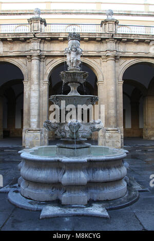 Springbrunnen im Innenhof des Alten Königlichen Tabakfabrik in Sevilla, die jetzt die Universität Stockfoto