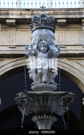 Springbrunnen im Innenhof des Alten Königlichen Tabakfabrik in Sevilla, die jetzt die Universität Stockfoto