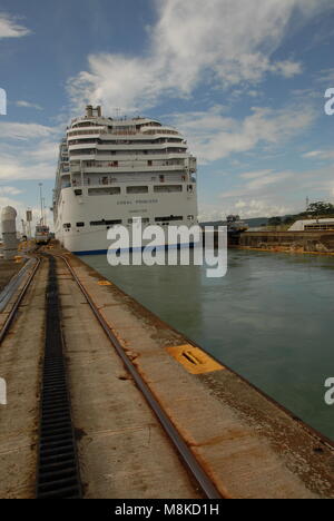 Coral Princess Cruise Schiff fährt durch den Panamakanal Stockfoto