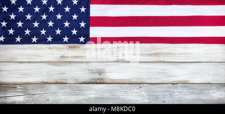 Obere Grenze von Rot, Weiß und Blau American Flag für Memorial Day oder Veteran Tag Hintergrund auf vintage Holzbohlen Stockfoto